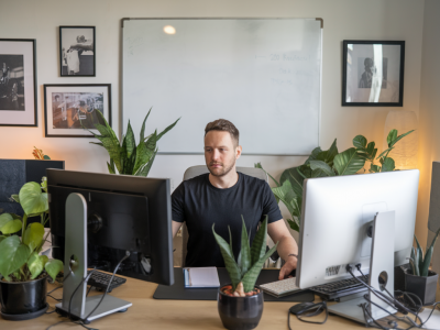 How can marketing directors run a six-week Leader Agency growth sprint on LinkedIn to generate 200 qualified b2b leads?